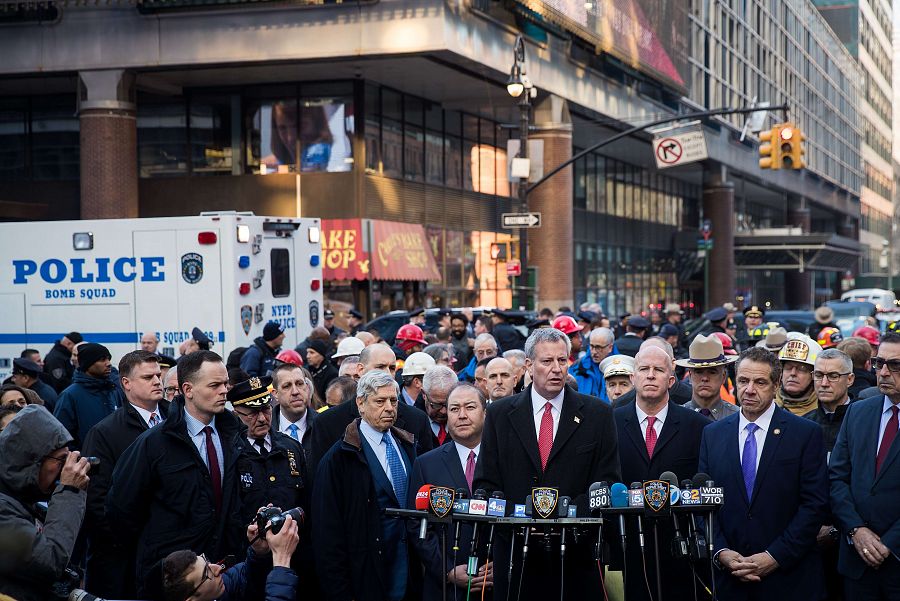 El alcalde de Nueva York, Bill de Blasio, ofrece una rueda de prensa junto al resto de autoridades de la ciudad tras el intento de atentado