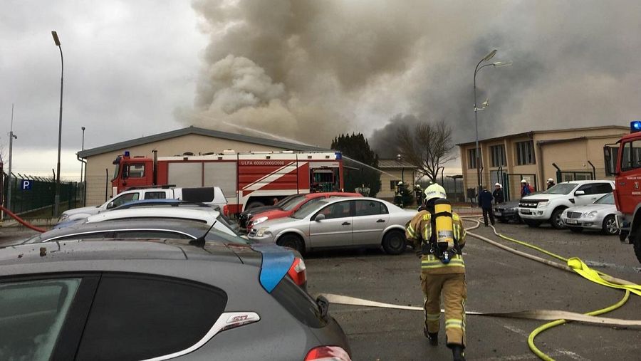 Los bomberos trabajan para extinguir el incendio en Baumgarten, Austria