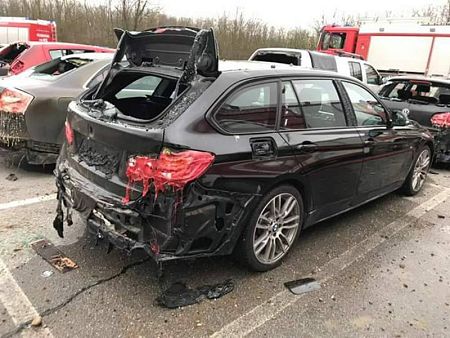 Coche 'fundido' por la explosión de gas en Baumgarten, Austria