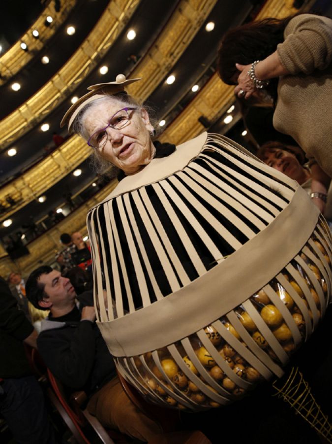 Manoli Sevilla, una de las asistentes fijas al sorteo de Lotería de Navidad, en 2015