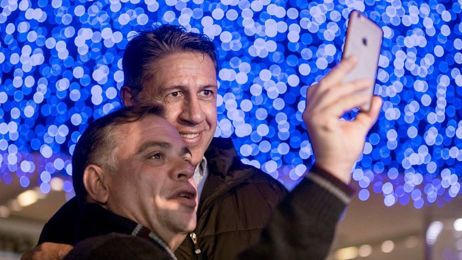 Albiol hace campaña en un mercadillo navideño.