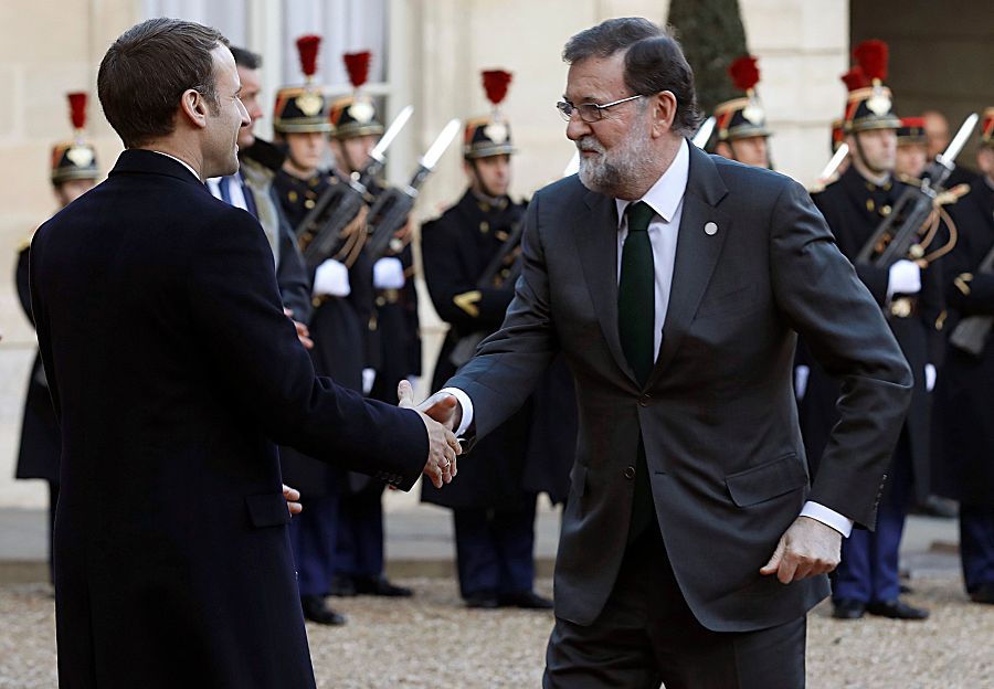 Macron recibe a Rajoy a su llegada a la cumbre del clima de París