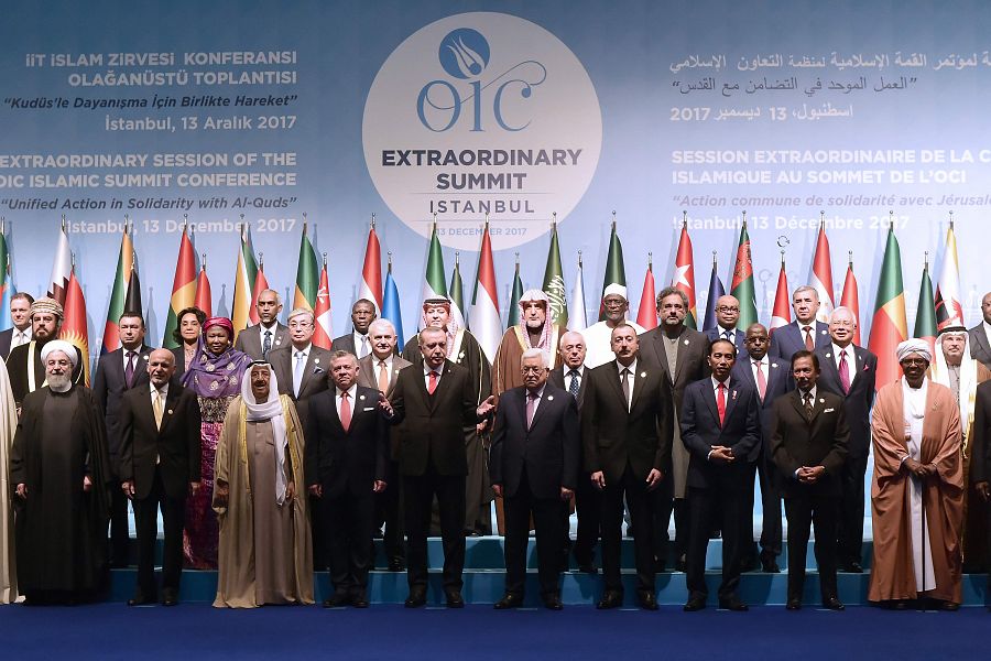 Los participantes en la cumbre de la OCI posan para la foto oficial, con el presidente turco, Recep Tayyip Erdogan, y el palestino, Mahmud Abás, en el centro