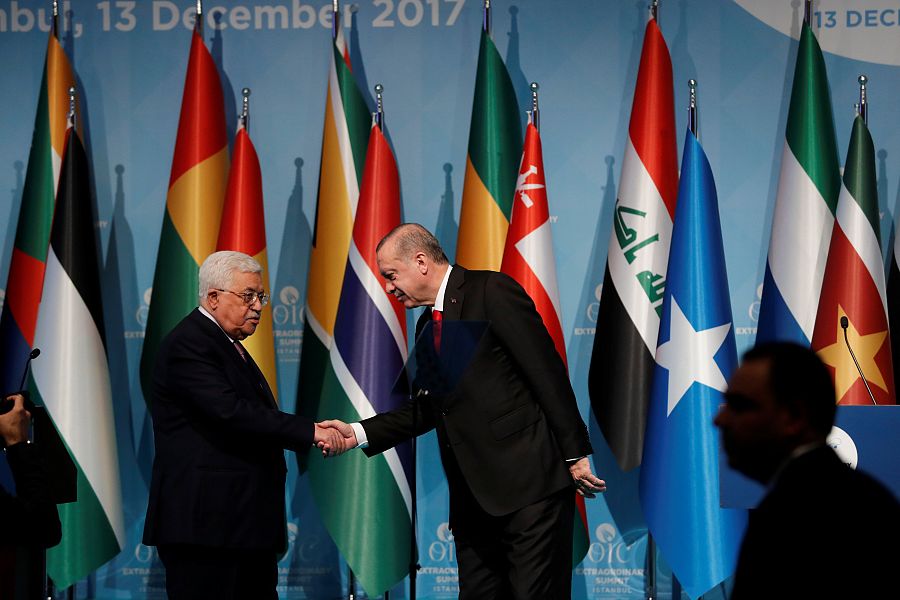 Abás y Erdogan se saludan durante la rueda de prensa que han ofr4ecido tras la cumbre de la OCI
