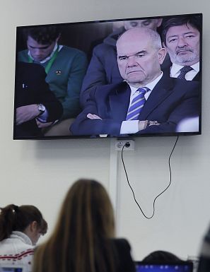 Manuel Chaves en el monitor de la sala de prensa del juicio de los ERE