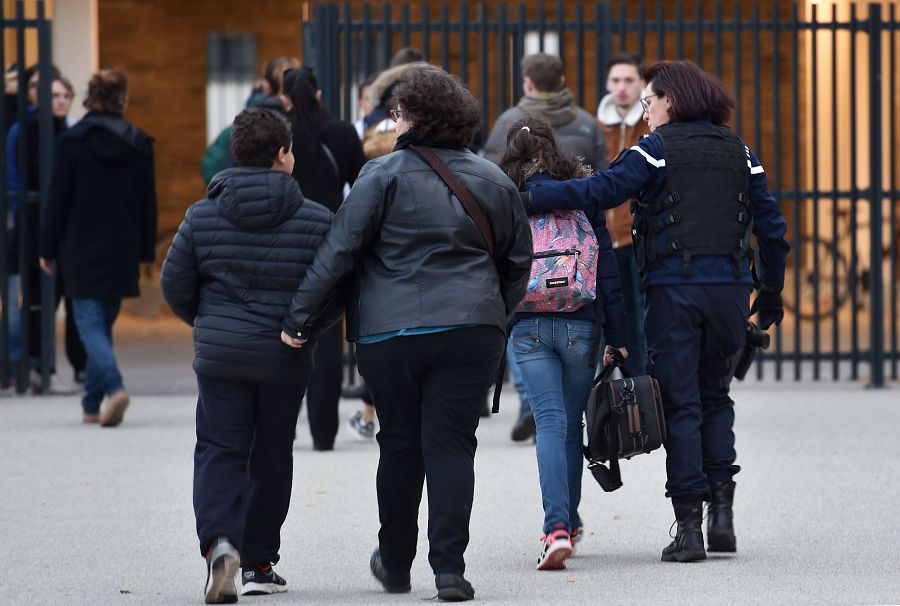 Los alumnos del colegio Christian Bourquin de Millas, al que asistían varios de los adolescentes fallecidos, llegan al centro acompañados de padres y gendarmes
