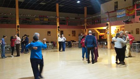 'Memoria de delfín' disfruta de una clase de tango en El Conventiyo