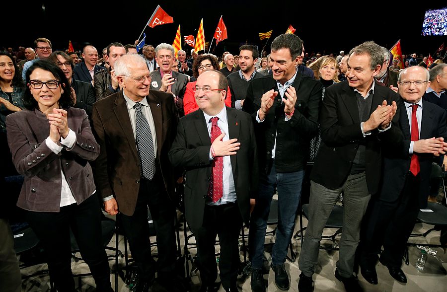 Miquel Iceta es aplaudido por Josep Borrell, Pedro Sánchez, José Luis Rodríguez Zapatero y José Montilla.