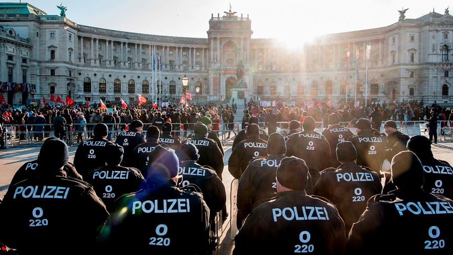 Policías antidisturbios ante los manifestantes que protestan por la entrada de la ultraderecha en el gobierno austríaco