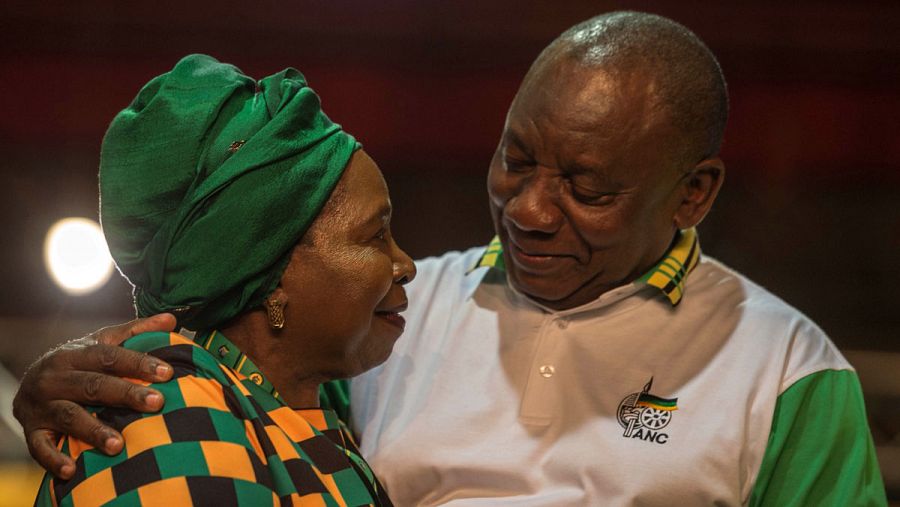 Cyril Ramaphosa es felicitado por Nkosazana Dlamini-Zuma en la 54ª conferencia de ANC en Johannesburgo