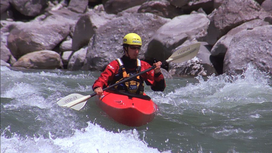 Hay que remontar un camino que serpentea por las colinas y la lluviosa selva nepalí hasta las mismas pendientes de hielo del glaciar