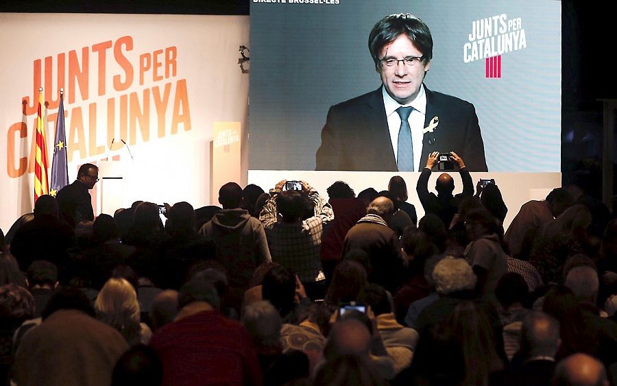 Puigdemont interviene por videoconferencia en un acto de campaña de JxCat.