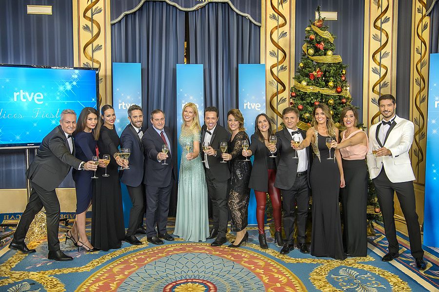 Foto de familia de los presentadores de las distintas galas