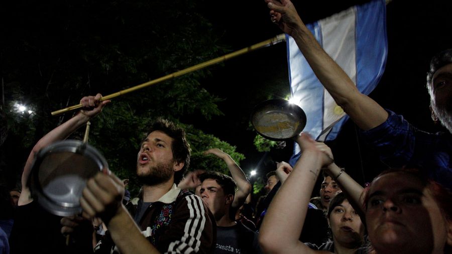 Manifestantes protestan por la reforma de Macri frente al Congreso Nacional