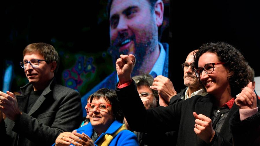 Los candidatos de ERC, con el Junqueras de fondo en el cierre de campaña.