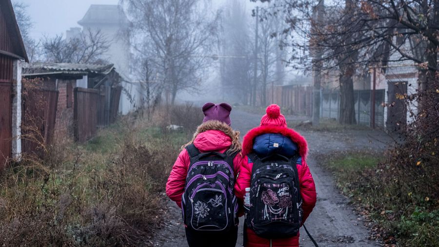 Dos hermanas atraviesan para ir al colegio un camino cercano a la zona de explosivos