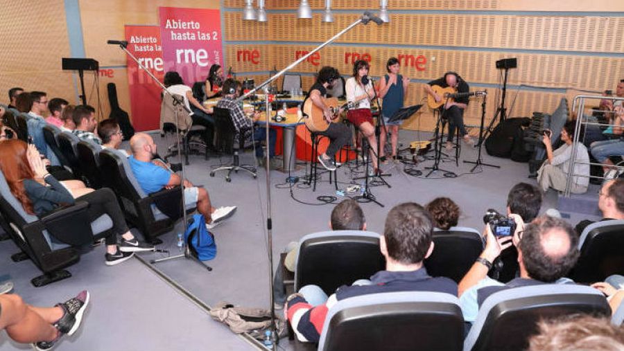 Rozalén, en el escenario de 'Abierto hasta las 2'