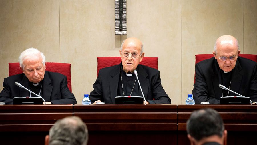 El cardenal, arzobispo de Valladolid y presidente de la Conferencia Episcopal Española (CEE), Ricardo Blázquez (c), junto al cardenal arzobispo de Valencia y vicepresidente de la CEE, Antonio Cañizares (i), y el cardenal arzobispo de Madrid