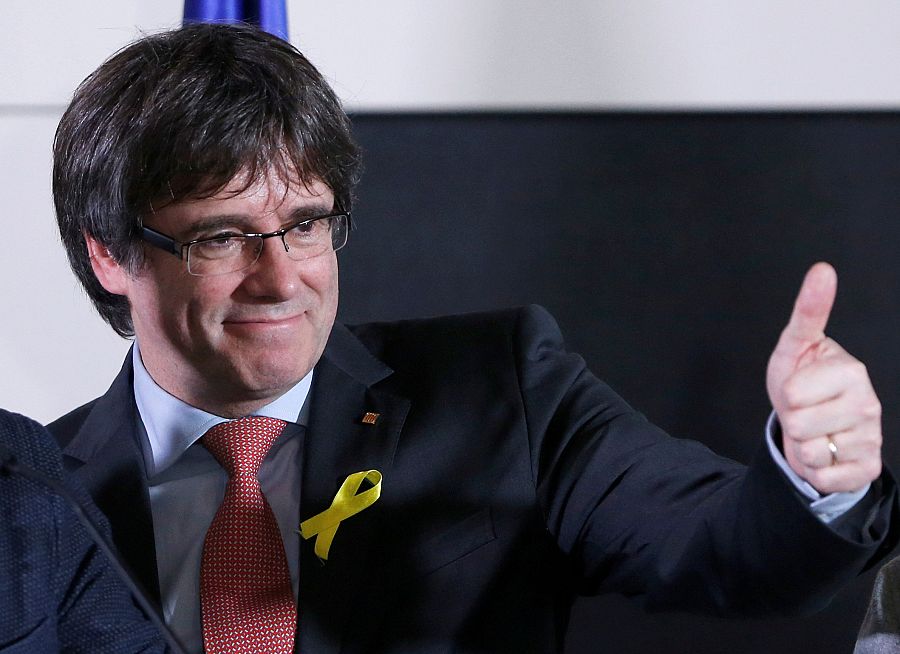 Carles Puigdemont saluda a sus simpatizantes durante su comparecencia en Bruselas