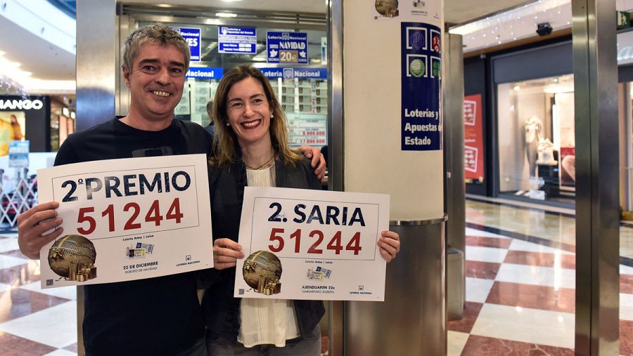 Los propietarios de la administración de Lotería ubicada en el centro comercial Artea