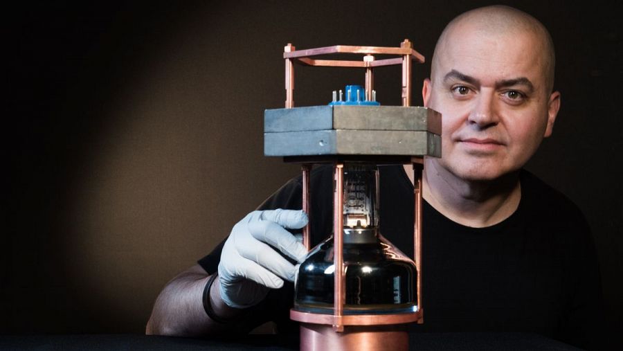 Juan Collar, coautor del trabajo, con un prototipo del detector de neutrinos más pequeño del mundo. Jean Lachat/University of Chicago