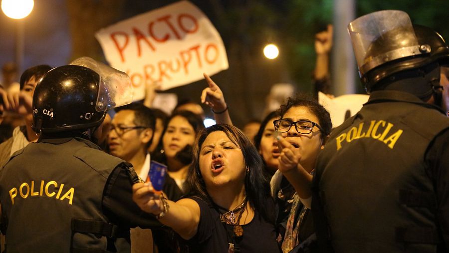 Manifestantes en Lima, Perú, contra el indulto a Alberto Fujimori