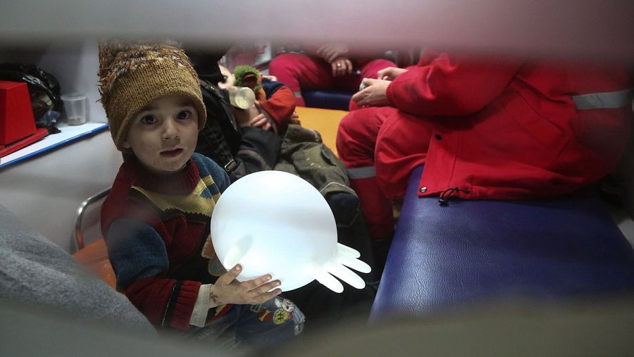 Uno de los niños evcacuados por la Cruz Roja de la región de Guta Oriental, Siria