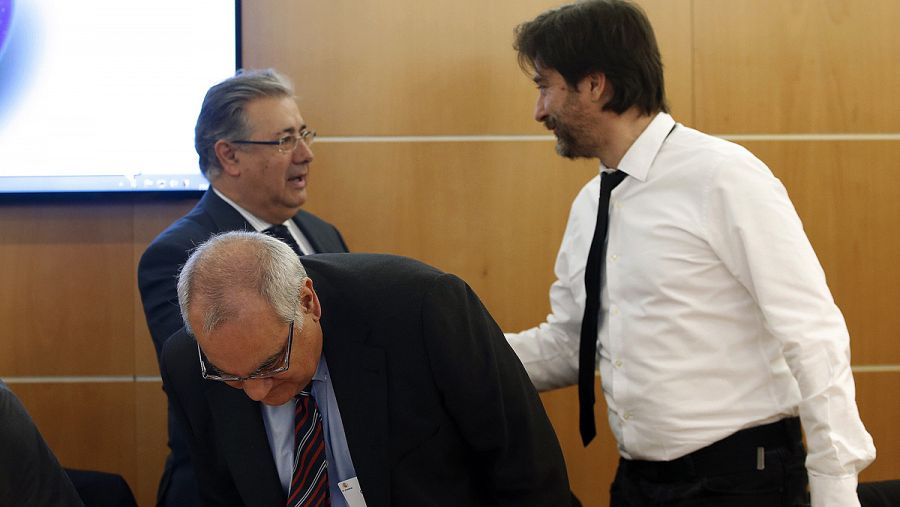 El ministro del Interior, Juan Ignacio Zoido, saluda al diputado de Unidos Podemos, Rafael Mayoral, al inicio de la reunión del pacto antiyihadista