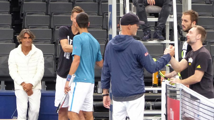 Pepe Imaz en un partido de Novak Djokovic