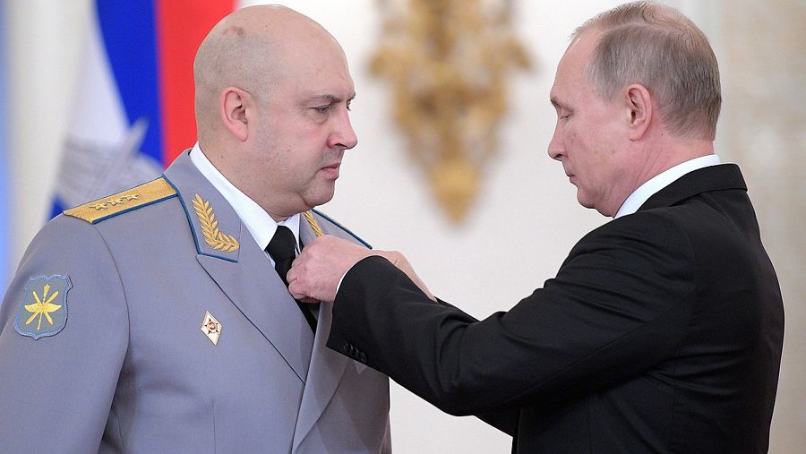 El presidente ruso, Vladímir Putin, condecora al comandante de las tropas rusas en Siria, Sergei Surovikin