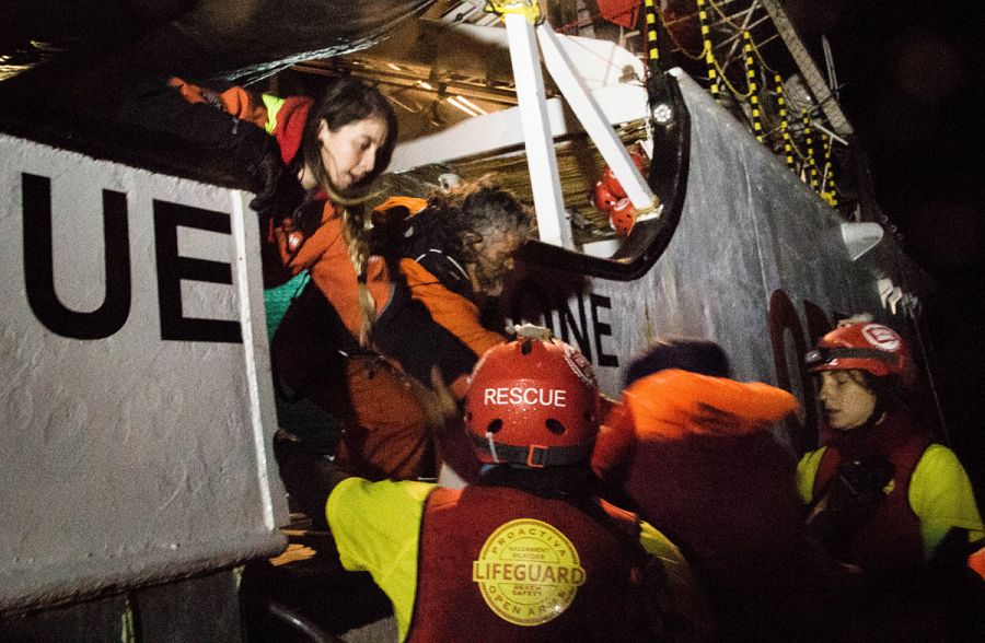 SOS: Navidades al rescate -  A bordo de un ataúd flotante