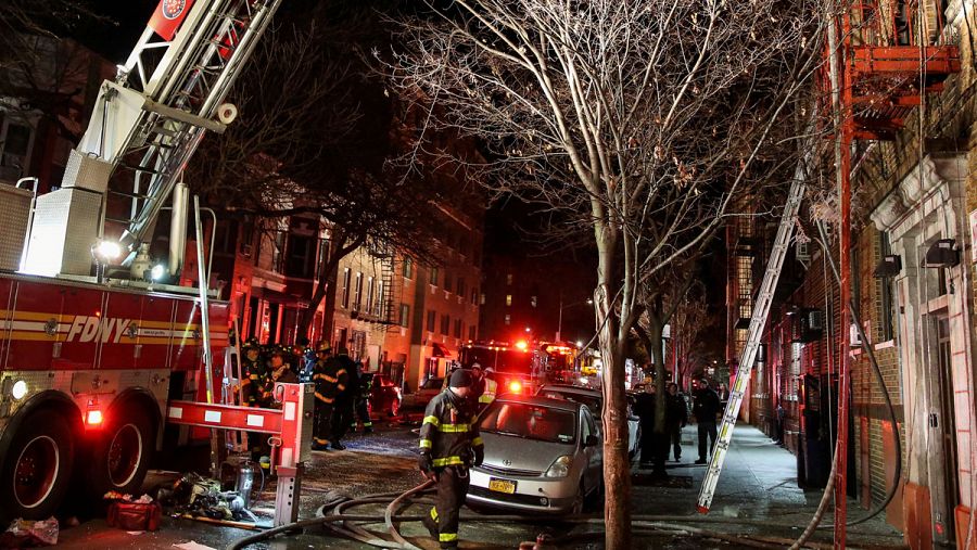 Un grupo de bomberos trabaja para apagar el incendio en el que han muerto 12 personas en Nueva York