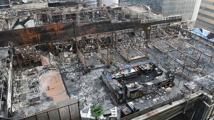 Estado en que ha quedado la azotea del restaurante de la zona de ocio de Kamala Mills, en Bombay