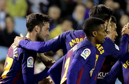 El delantero del Barcelona José Arnaiz (i) celebra con sus compañeros el gol ante el Celta.