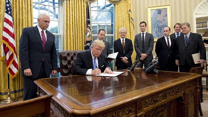 Steve Bannon (d), en el Despacho Oval junto a los máximos asesores de Trump