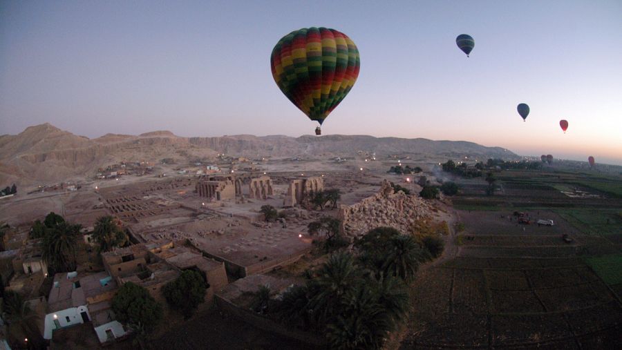 Globos aerostáticos turísticos sobre el Valle de los Reyes, en Egipto (foto archivo)