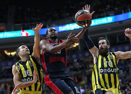 El jugador del Baskonia Rodrigue Beaubois (c) lucha por el balón con Luigi Datome (d) y Kostas Sloukas (i), del Fenerbahçe.