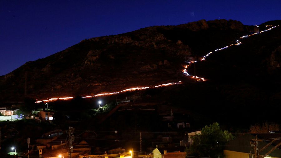 Cientos de vecinos de Elda bajan desde la cima del Monte Bolón con antorchas para guiar a los Reyes Magos
