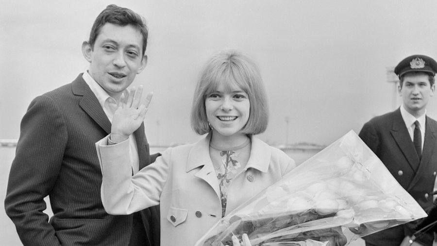France Gall, junto a su director artístico, Serge Gainsbourg, a su llegada tras ganar Eurovisión