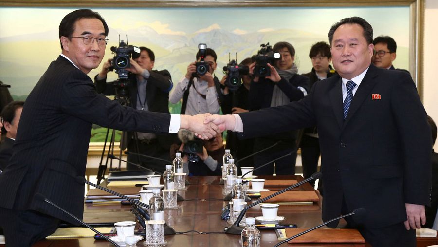 El jefe de la delegación surcoreana, Cho Myoung-gyon, estrecha la mano de su homólogo de Corea del Norte, Ri Son Gwon, al inicio de la primera ronda de conversaciones entre los dos países