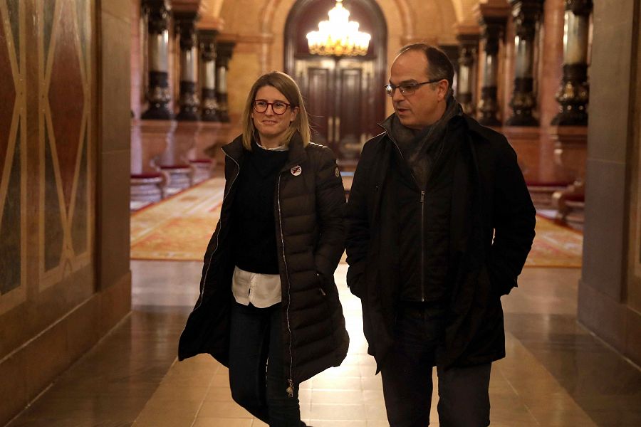 Los diputados electos de JxCat Elsa Artadi y Jordi Turull, en los pasillos del Parlament