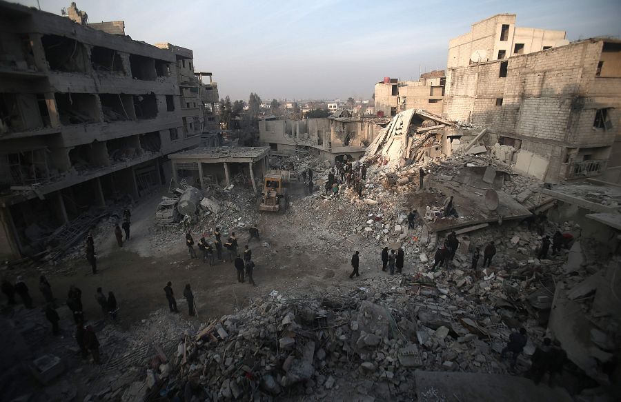 Los bombardeos del Ejército sirio han derruido varios edificios en Saqba