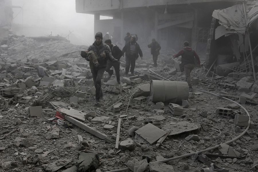 Un 'casco blanco' evacúa a uno de los menores afectados por los bombardeos sobre Guta Oriental