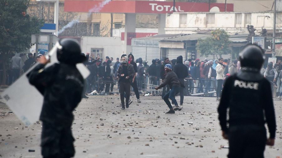 Enfrentamientos entre manifestantes y policías en Teburba, Túnez, tras la muerte de un manifestante