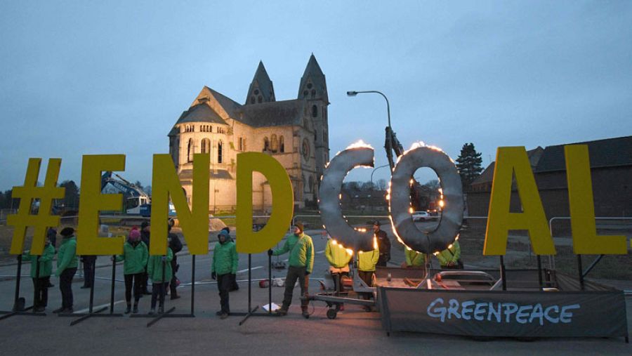 Protesta de los ecologistas ante la iglesia de San Lamberto de Immerath poco antes de su derribo para permitir la ampliación de una mina