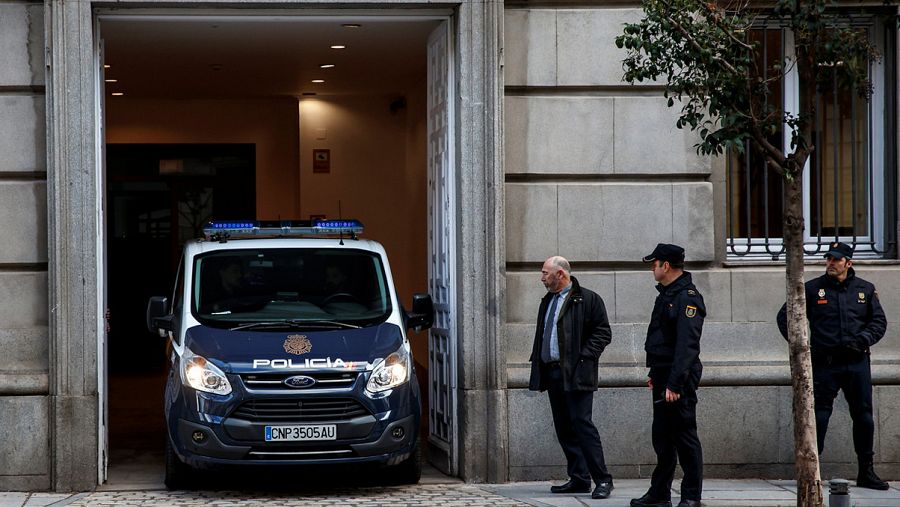 El furgón policial que traslada al exconseller Joaquim Forn y a los líderes de ANC y Omnium Cultural, Jordi Sànchez y Jordi Cuixart, llega al Tribunal Supremo