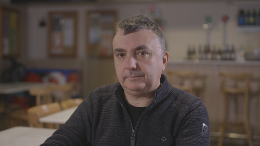 el Manuel Vilas narrador no deja de ser un personaje más del libro, y es evidente que muchas de las historias que se narran, proceden de su propia biografía