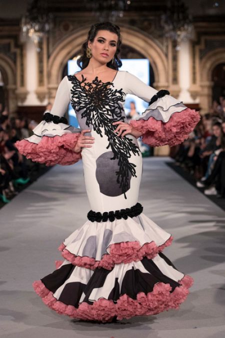 Traje de flamenca, Andalucía, España.  Moda flamenca, Vestidos de  sevillanas, Vestidos de flamenca