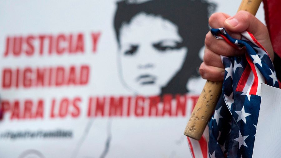 Protesta por la expulsión de inmigrantes salvadoreños de EE.UU., frente a la Casa Blanca