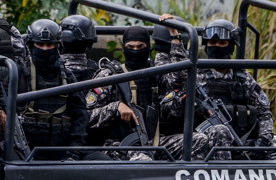 Agentes del Servicio Bolivariano de Inteligencia Nacional (SEBIN) durante el despliegue contra el grupo de Óscar Pérez